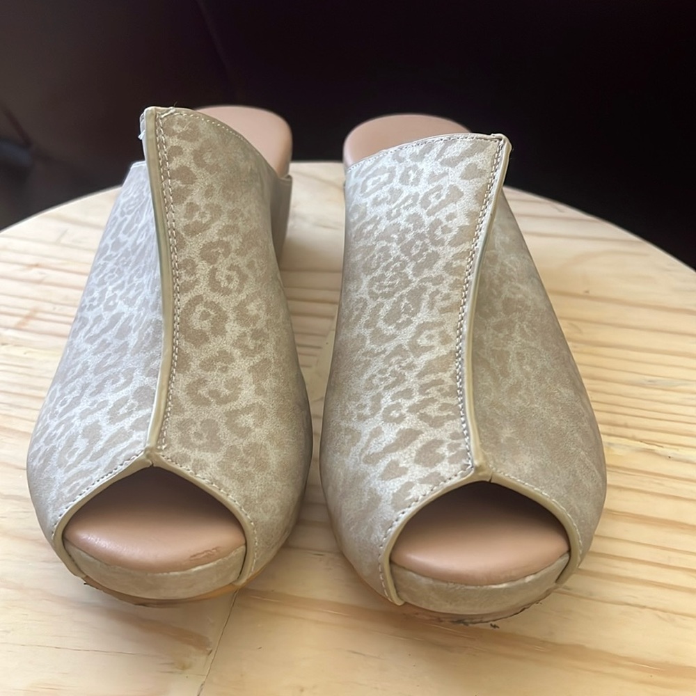 Boutique by corkys tan leopard size 8.  JT-A